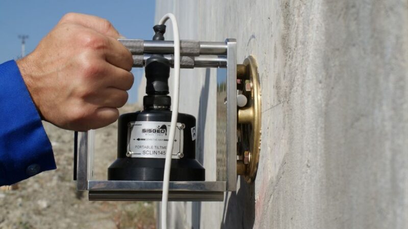 How does a tiltmeter work